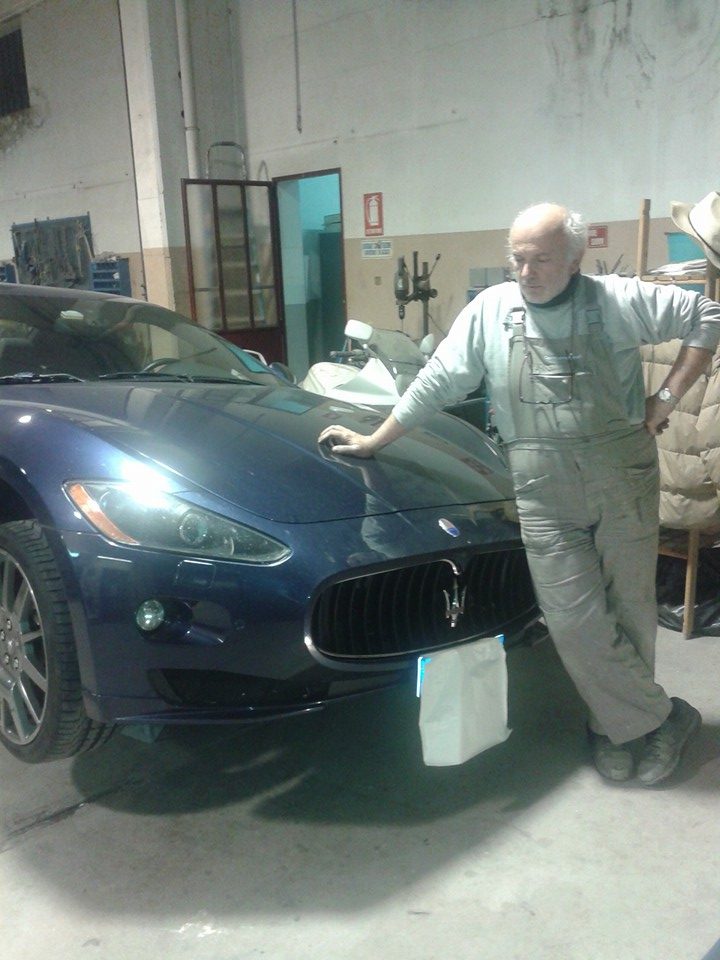 Daniele Ferrari accanto a una Maserati GranTurismo in officina